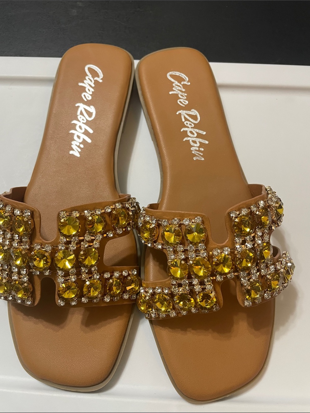 Cape Robbin Cynthy Tan Slide Sandals w Gold/Yellow Crystal Accents NWT Sz. 9